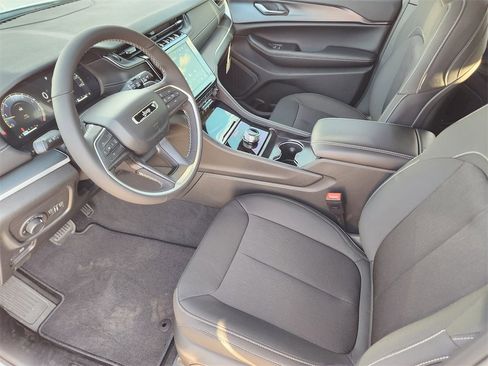 New 2025 Jeep Grand Cherokee Laredo w/ Luxury Tech Group I image 9