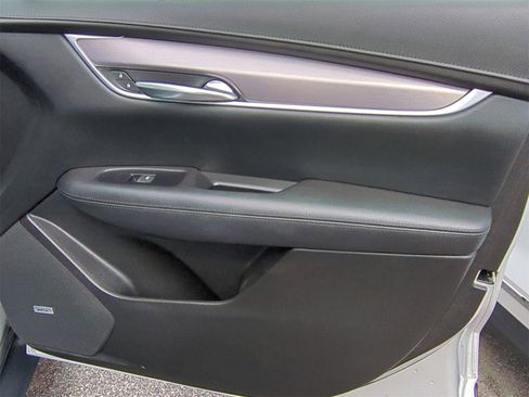 Certified 2018 Cadillac XT5 Luxury w/ Driver Awareness Package image 28