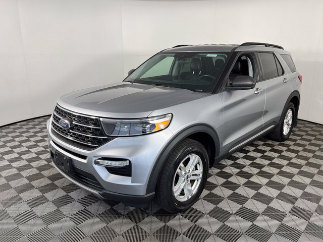 Used 2022 Ford Explorer XLT w/ Equipment Group 202A AWD/4WD image 3