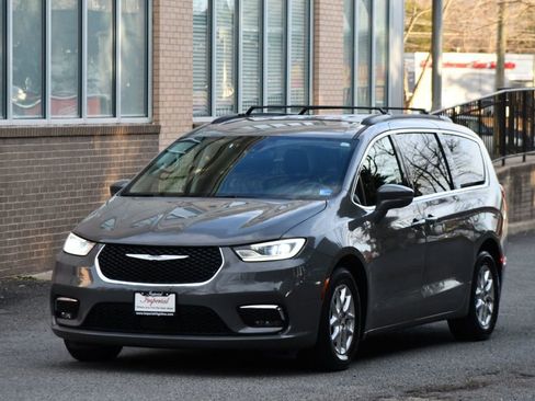 Used 2022 Chrysler Pacifica Touring-L image 3