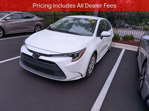 Used 2025 Toyota Corolla LE FWD image 4