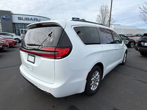 Used 2022 Chrysler Pacifica Touring-L w/ Uconnect Theater Family Group image 4