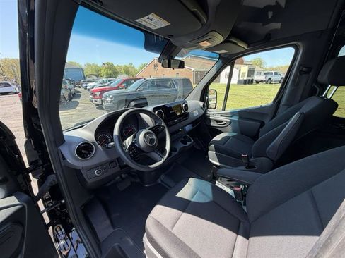 Used 2025 Mercedes-Benz Sprinter 2500 image 27