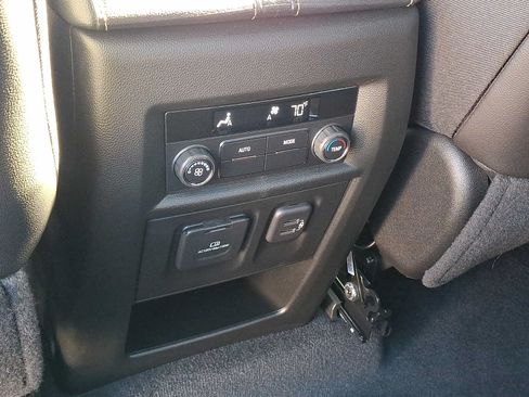 Used 2023 Chevrolet Traverse LT w/ LT Premium Package AWD/4WD image 11