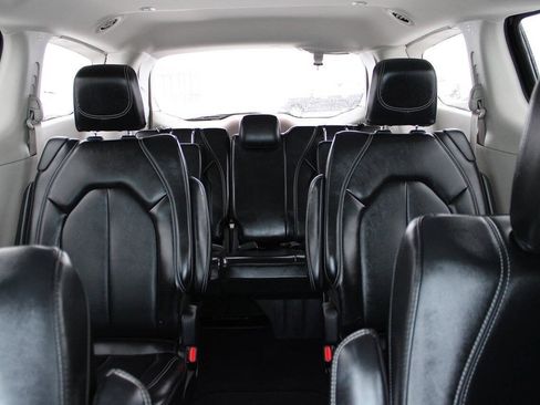 Used 2024 Chrysler Pacifica Touring-L FWD image 15