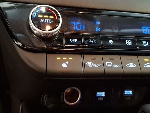 Used 2023 Hyundai Elantra Limited w/ Preferred Accessory Package image 26