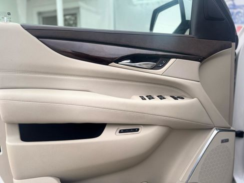 Used 2017 Cadillac Escalade Luxury AWD/4WD image 42
