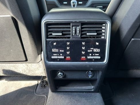 Used 2022 Porsche Cayenne Platinum Edition image 37