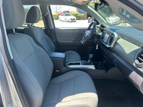 Used 2018 Toyota Tacoma SR5 AWD/4WD image 32