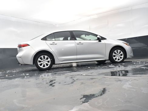 Used 2025 Toyota Corolla LE image 28