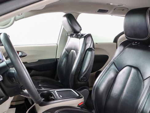 Used 2023 Chrysler Pacifica Touring-L FWD image 23
