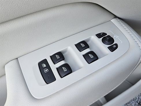 New 2025 Volvo XC60 T8 Plus w/ Protection Package Premier image 40