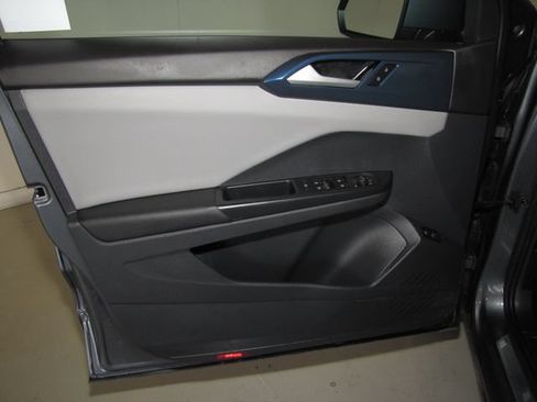 Used 2023 Volkswagen Taos SE w/ Panoramic Sunroof Package AWD/4WD image 11