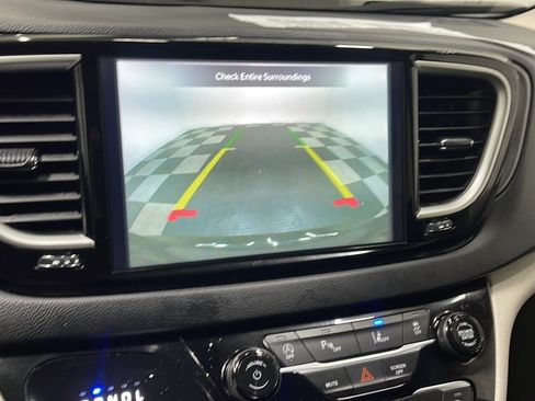 Used 2024 Chrysler Pacifica Touring-L FWD image 9