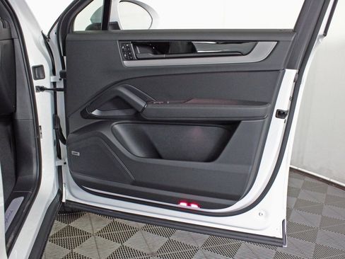 Used 2025 Porsche Cayenne Coupe image 36