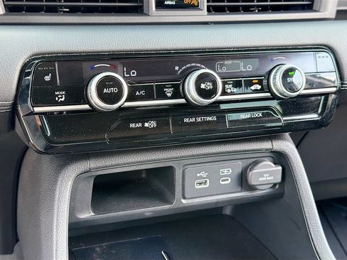 Used 2025 Honda Pilot EX-L image 16