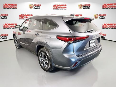 Used 2021 Toyota Highlander XLE AWD/4WD image 2