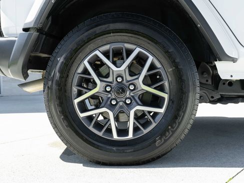 Used 2024 Jeep Wrangler Sahara image 28