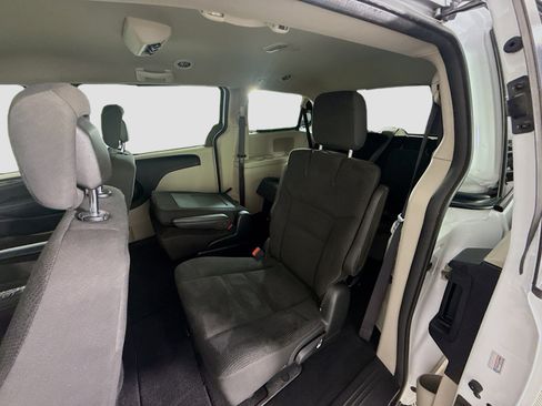 Used 2019 Dodge Grand Caravan SE image 23