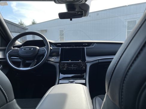 New 2025 Jeep Grand Cherokee Altitude image 15