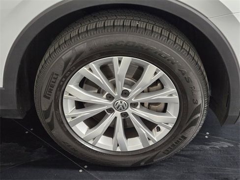 Used 2018 Volkswagen Tiguan SE w/ Panoramic Sunroof Package image 9