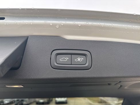 Used 2022 Volvo V60 T5 Cross Country w/ Advanced Package image 8