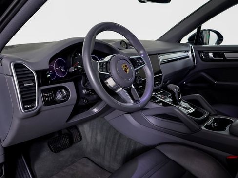 Certified 2023 Porsche Cayenne Coupe image 4