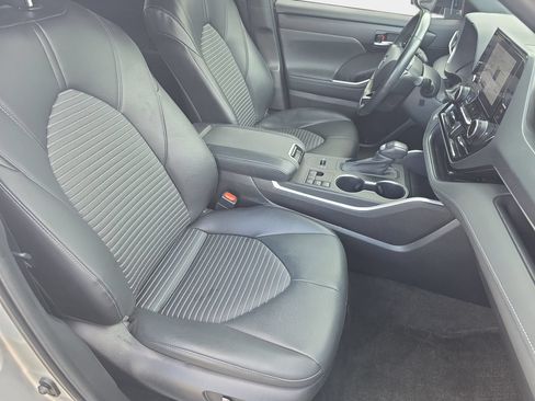 Used 2023 Toyota Highlander XSE FWD image 10