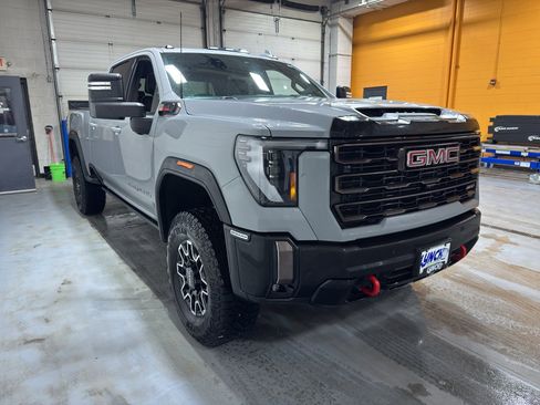 Used 2024 GMC Sierra 2500 AT4X image 8