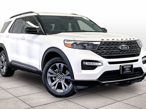 Used 2022 Ford Explorer XLT w/ Equipment Group 202A image 2