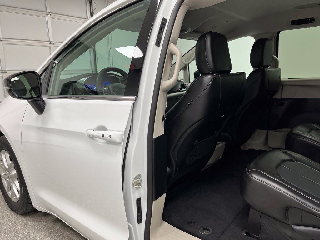 Used 2024 Chrysler Pacifica Touring-L FWD image 44