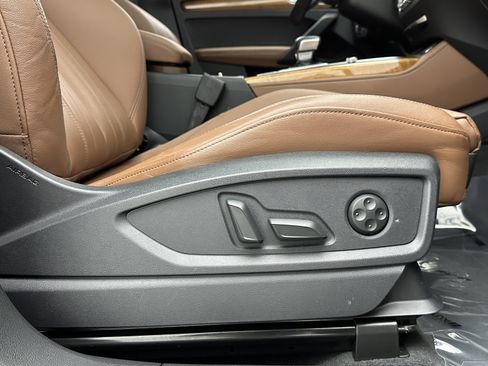 Used 2022 Audi Q5 e Premium Plus w/ Premium Plus Package image 38