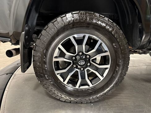 Used 2022 Toyota Tacoma TRD Sport w/ TRD Premium Sport Package AWD/4WD image 13