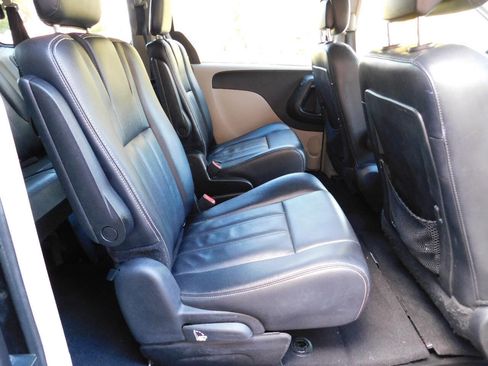 Used 2014 Chrysler Town & Country Touring image 23