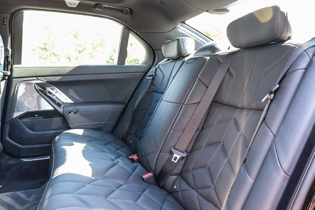 Used 2026 BMW 750e xDrive w/ Premium Package AWD/4WD image 18