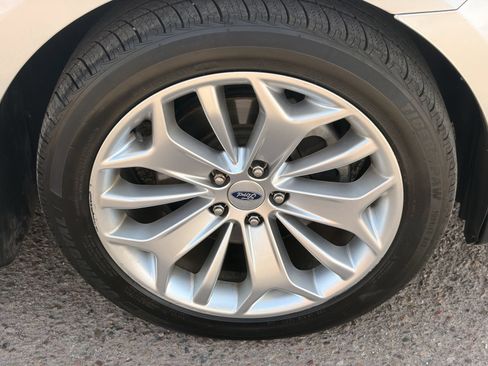 Used 2019 Ford Taurus Limited FWD image 11