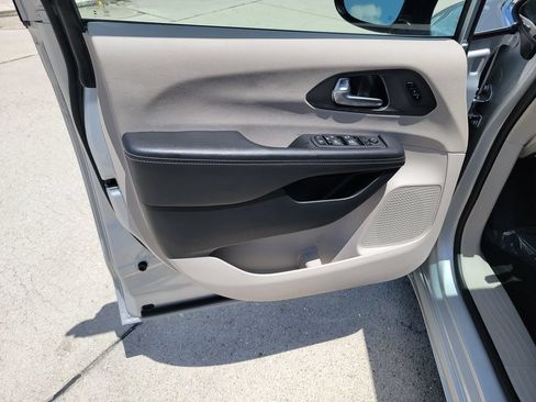 Used 2024 Chrysler Pacifica Touring-L FWD image 10