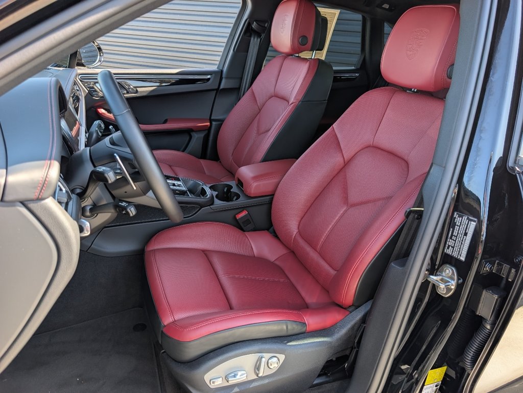 Certified 2025 Porsche Macan AWD/4WD image 5