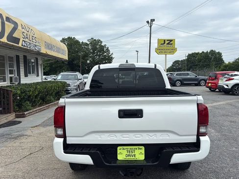 Used 2018 Toyota Tacoma SR5 AWD/4WD image 3