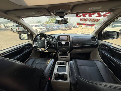 Used 2012 Chrysler Town & Country Touring-L w/ Entertainment Group #2 FWD image 10