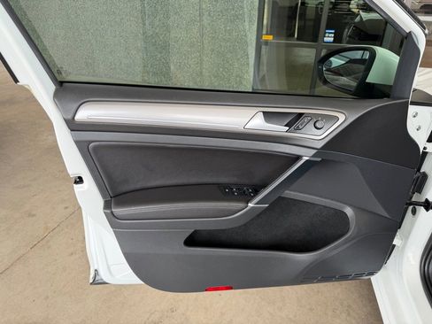 Used 2016 Volkswagen e-Golf SEL Premium w/ Driver Assistance Package FWD image 8