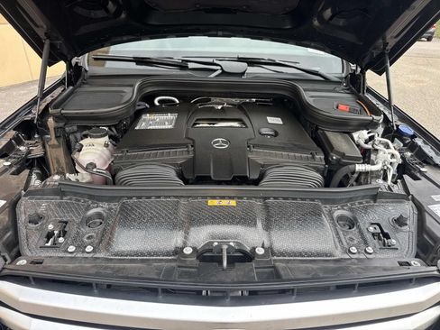 Used 2025 Mercedes-Benz GLS 580 4MATIC image 10