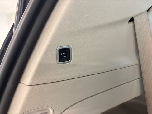 Used 2022 Chrysler Pacifica Touring-L FWD image 9