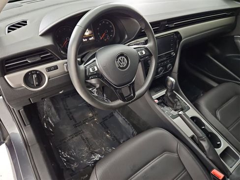 Certified 2022 Volkswagen Passat 2.0T SE image 2