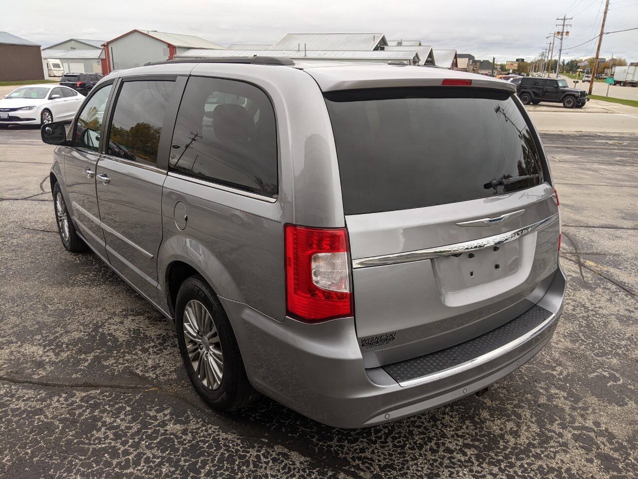 Used 2013 Chrysler Town & Country Touring-L w/ Entertainment Group #2 FWD image 5