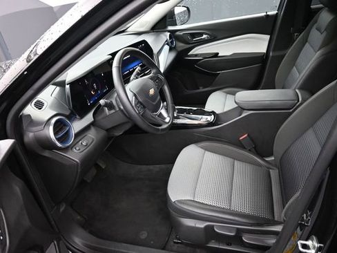 Used 2025 Chevrolet Trax LT w/ LT Convenience Package FWD image 26