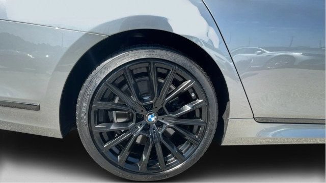 Used 2022 BMW 750i xDrive w/ Autobahn Package AWD/4WD image 21