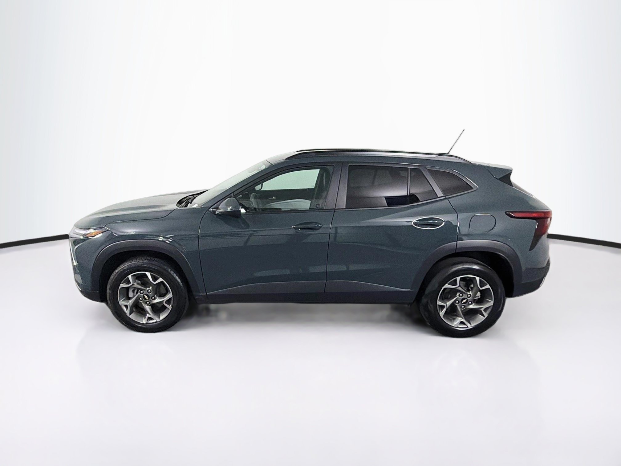 Used 2025 Chevrolet Trax LT FWD image 4