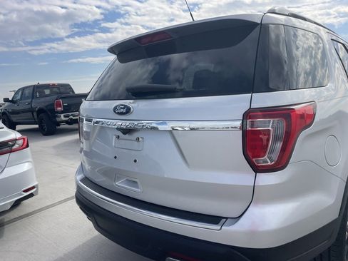 Used 2018 Ford Explorer XLT w/ Equipment Group 202A image 4