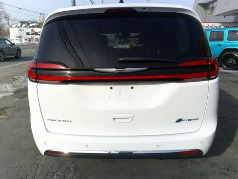 Used 2024 Chrysler Pacifica Select image 6